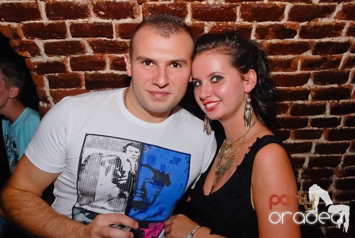 Dans şi distracţie în Club Escape, 