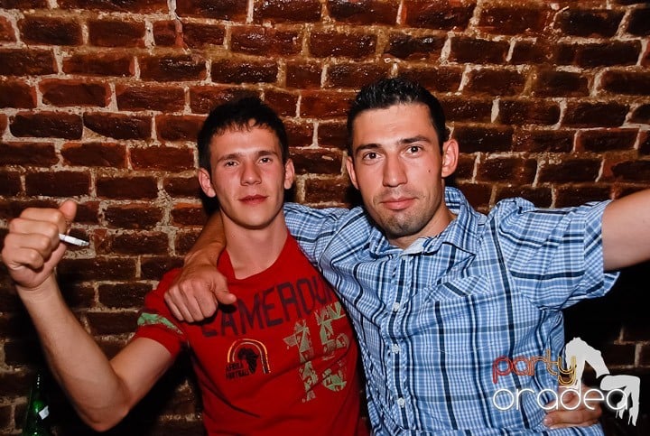 Dans şi distracţie în Club Escape, 