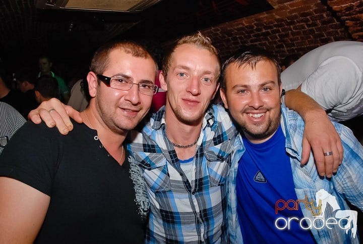 Dans şi distracţie în Club Escape, 