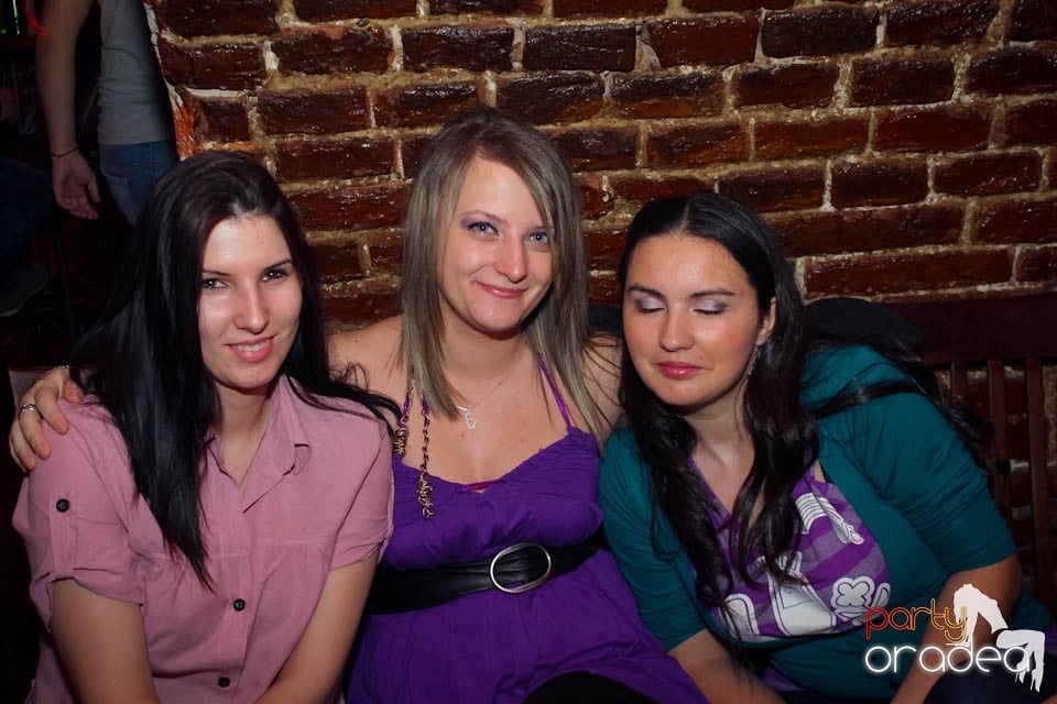 Dans şi distracţie în Club Escape,