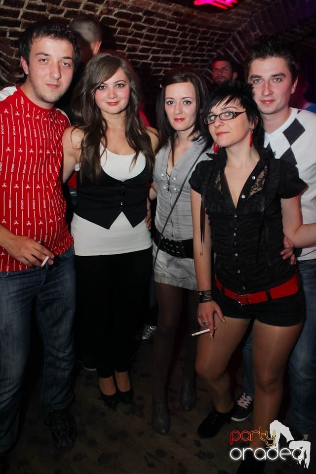 Dans şi distracţie în Club Escape,