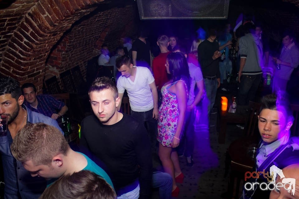 Dans şi distracţie în Club Escape, 