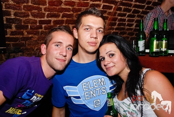 Dans şi distracţie în Club Escape, 