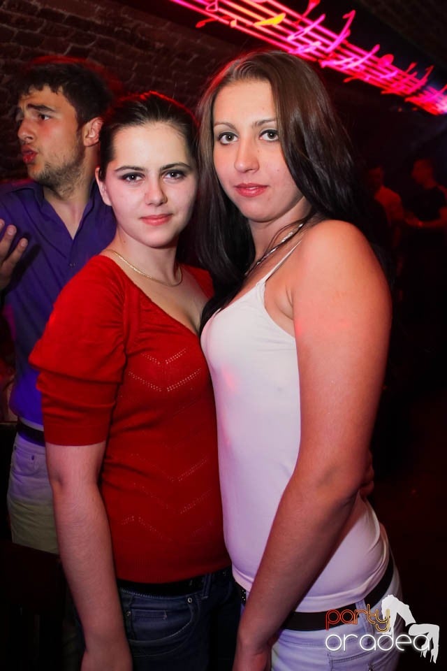 Dans şi distracţie în Club Escape,