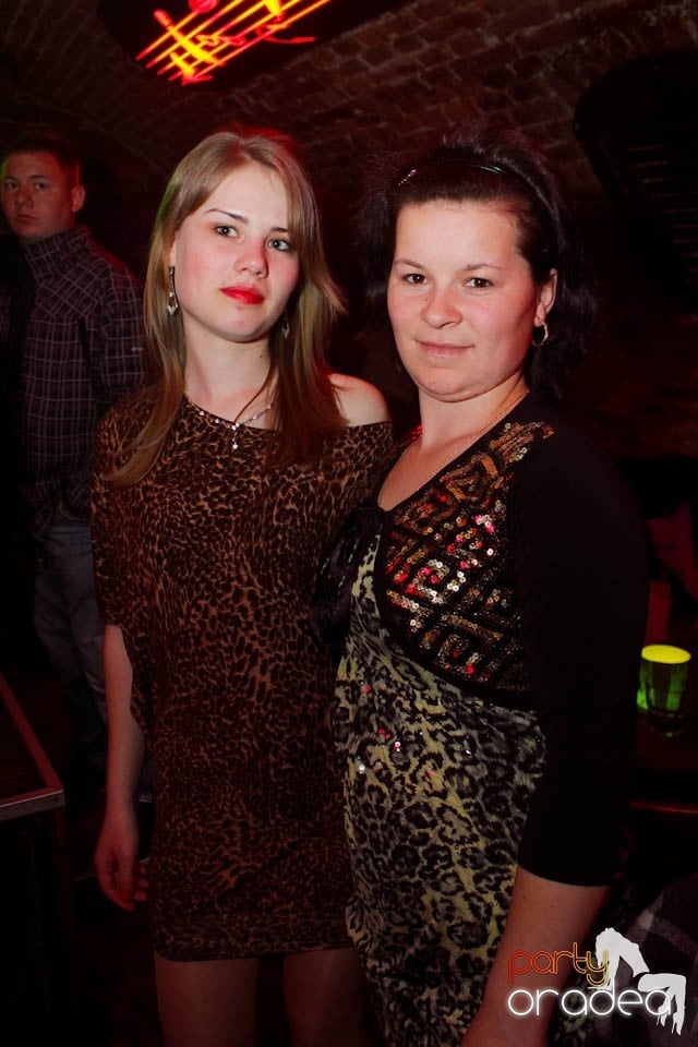 Dans şi distracţie în Club Escape,