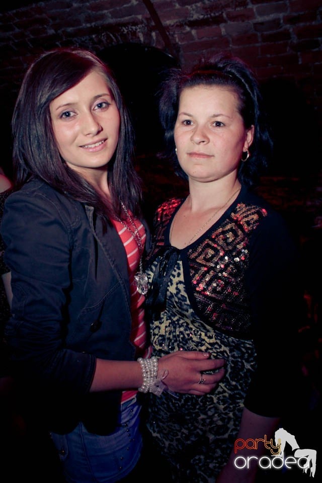 Dans şi distracţie în Club Escape,
