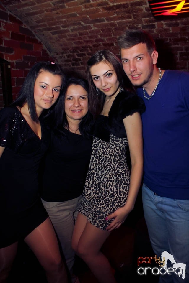 Dans şi distracţie în Club Escape,