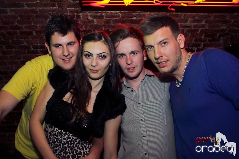 Dans şi distracţie în Club Escape,
