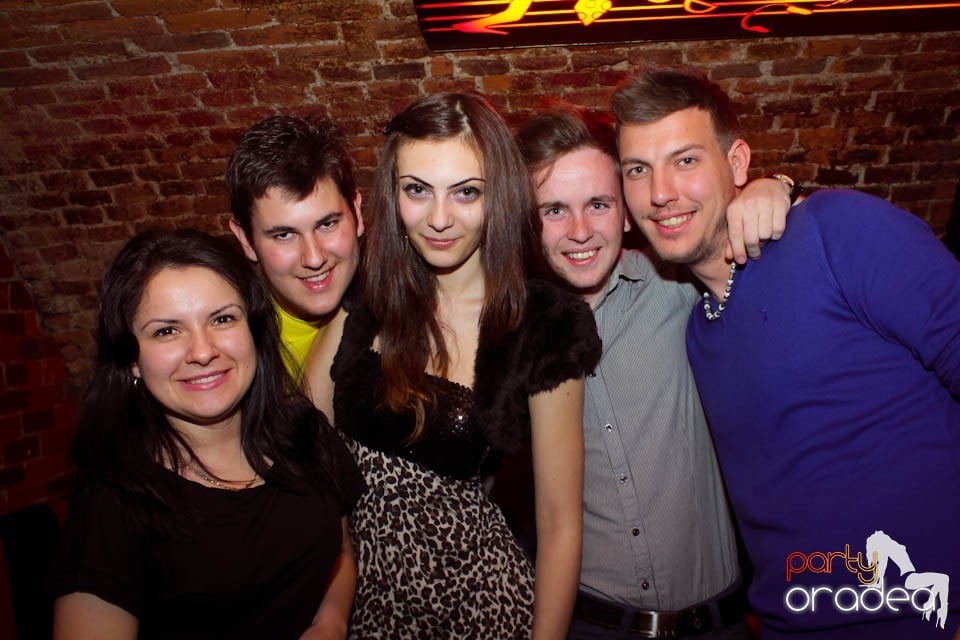 Dans şi distracţie în Club Escape,