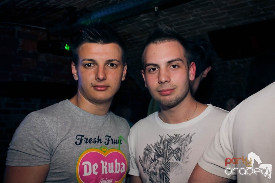 Dans şi distracţie în Club Escape, 