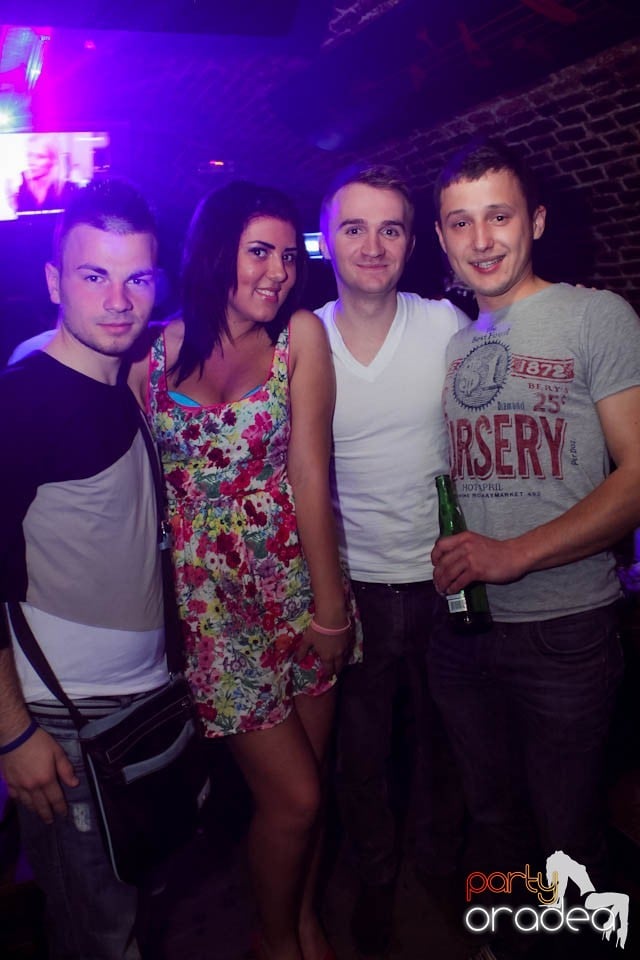 Dans şi distracţie în Club Escape,
