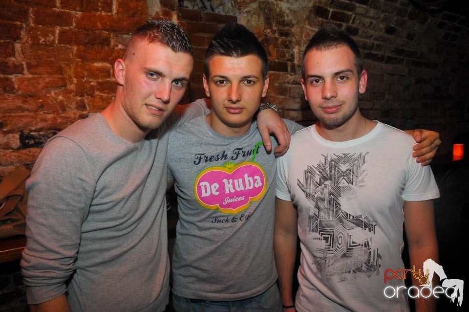 Dans şi distracţie în Club Escape,