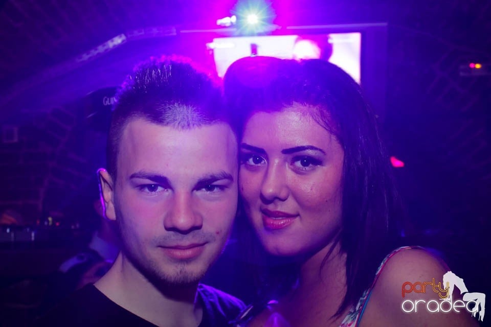 Dans şi distracţie în Club Escape,