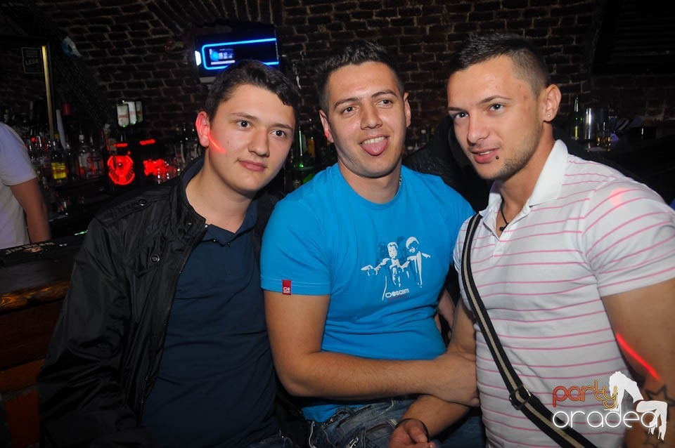 Dans şi distracţie în Club Escape,