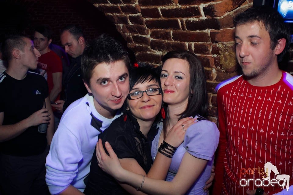 Dans şi distracţie în Club Escape,