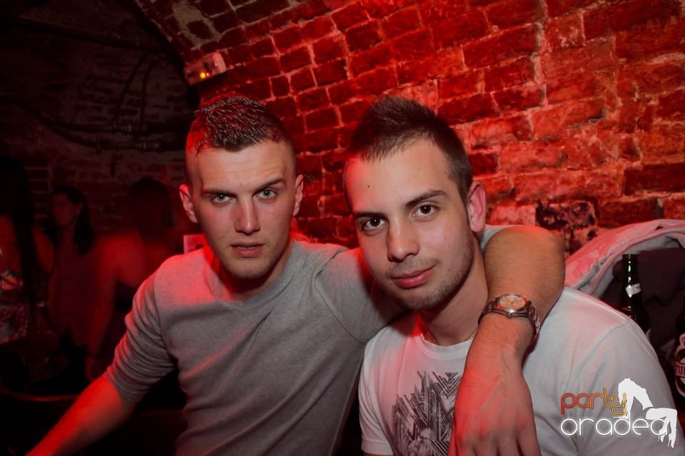 Dans şi distracţie în Club Escape,
