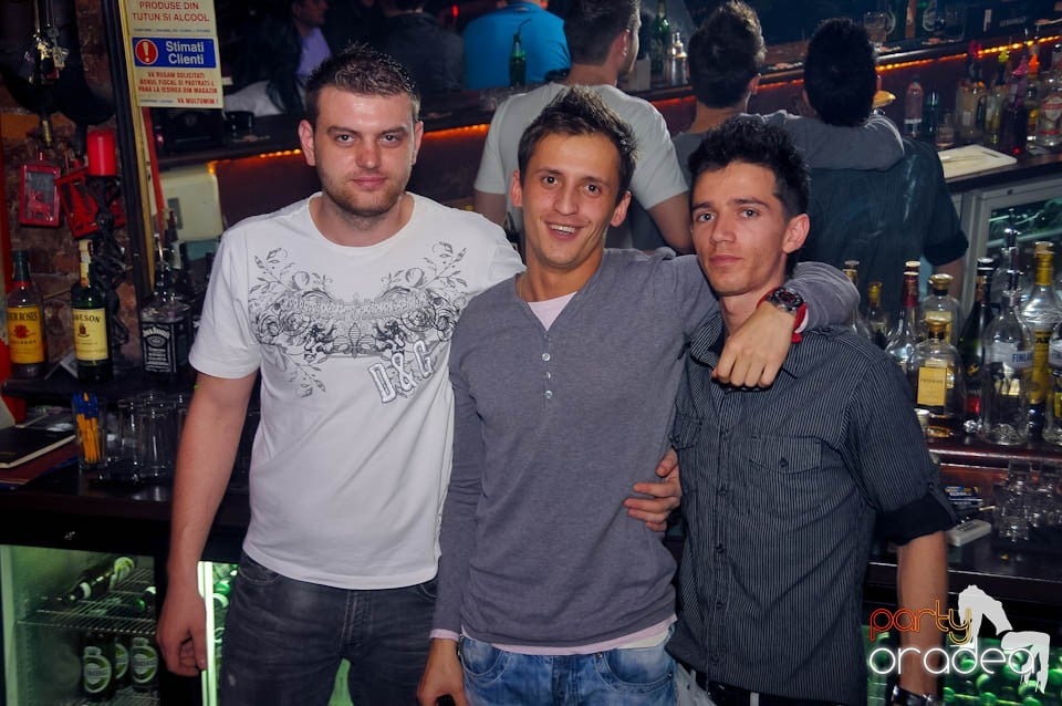 Dans şi distracţie în Club Escape,