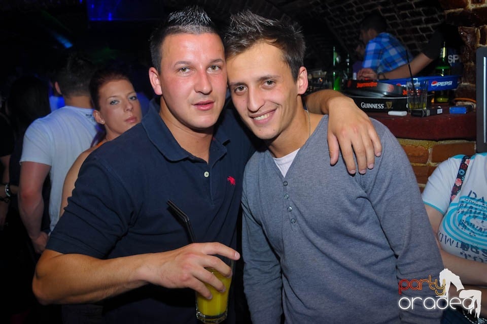 Dans şi distracţie în Club Escape,