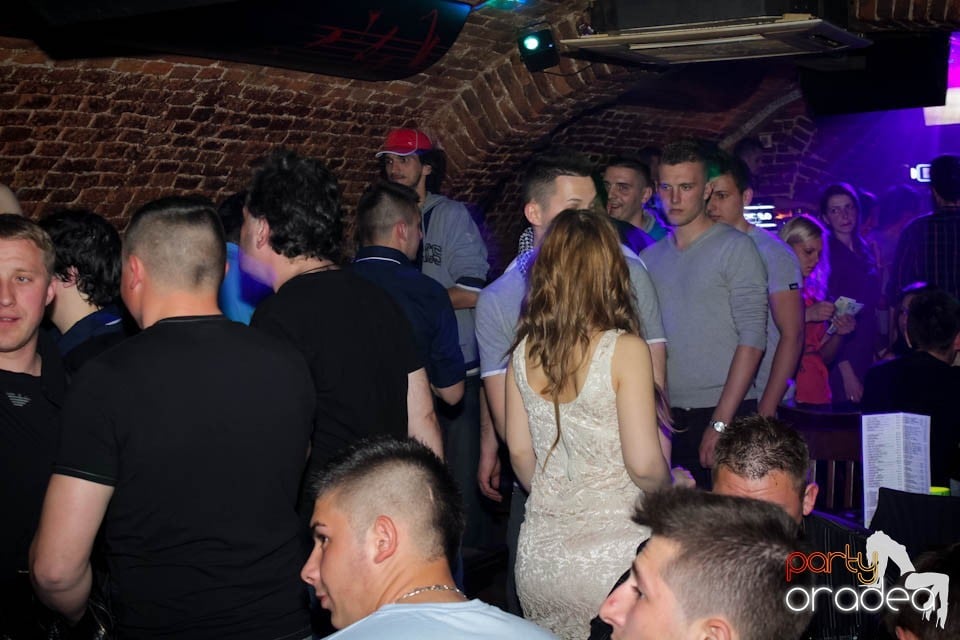 Dans şi distracţie în Club Escape,