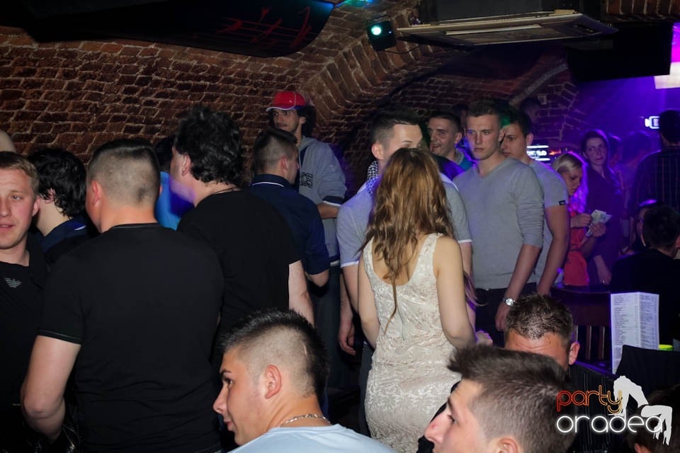 Dans şi distracţie în Club Escape, 