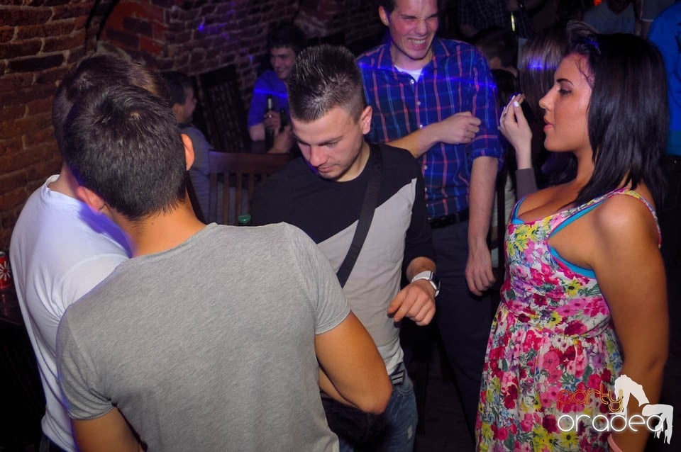 Dans şi distracţie în Club Escape,