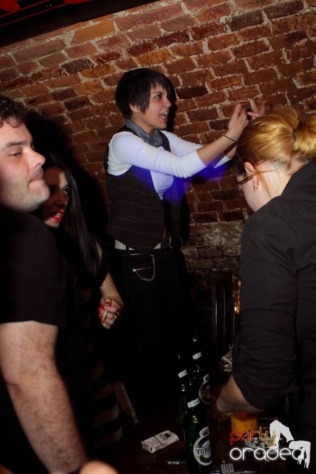 Dans şi distracţie în Club Escape,