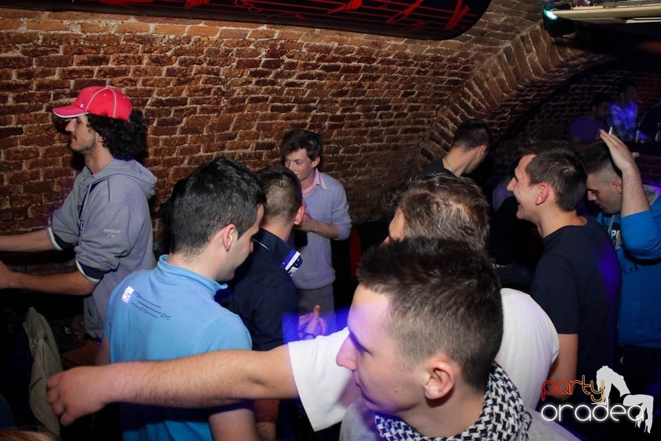 Dans şi distracţie în Club Escape,
