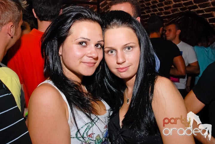 Dans şi distracţie în Club Escape, 