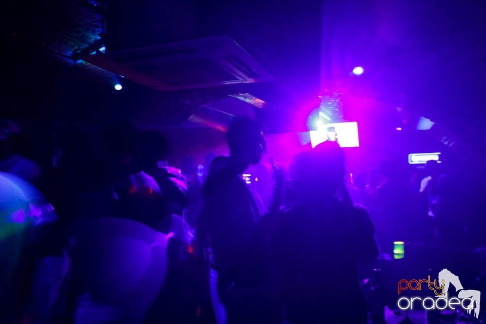 Dans şi distracţie în Club Escape,