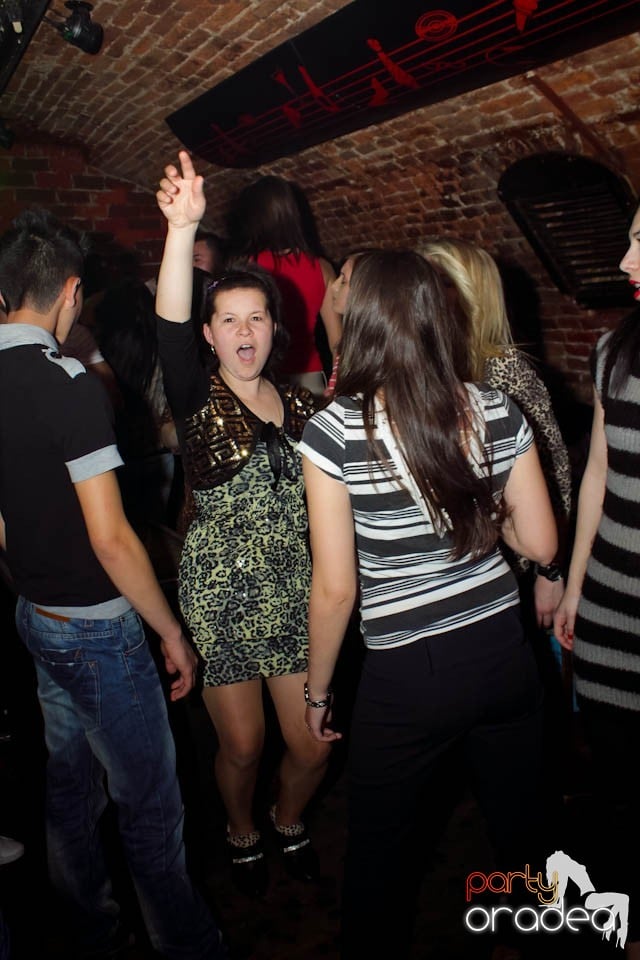 Dans şi distracţie în Club Escape,