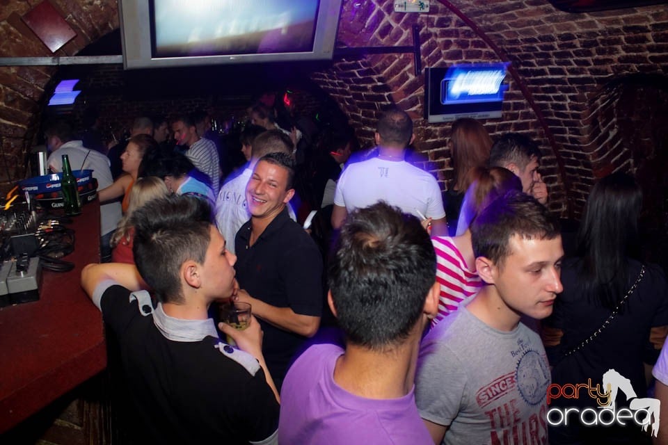 Dans şi distracţie în Club Escape, 