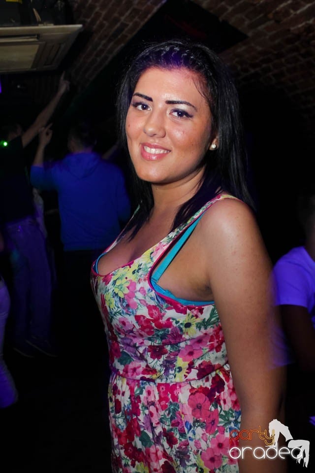 Dans şi distracţie în Club Escape,