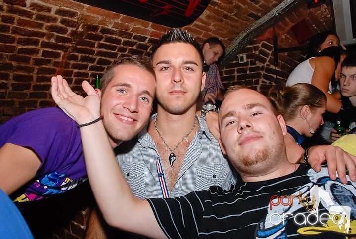 Dans şi distracţie în Club Escape, 