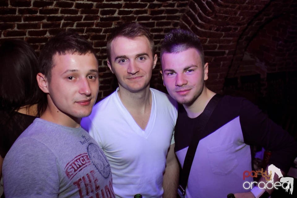 Dans şi distracţie în Club Escape,