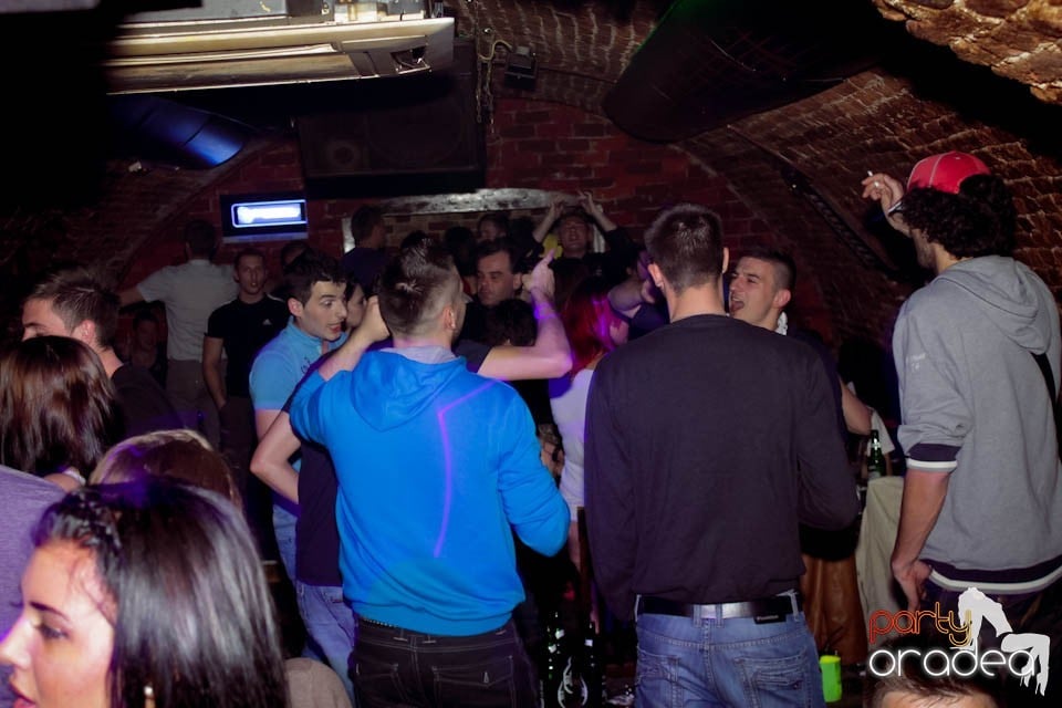 Dans şi distracţie în Club Escape,