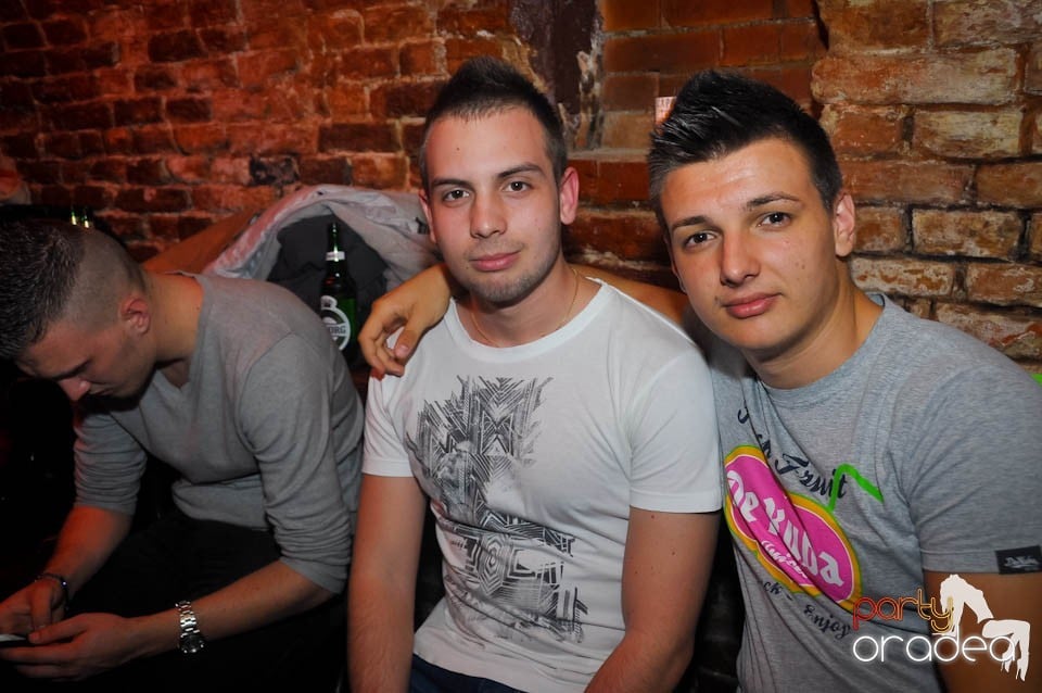 Dans şi distracţie în Club Escape,