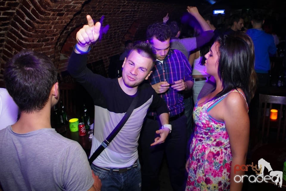 Dans şi distracţie în Club Escape,