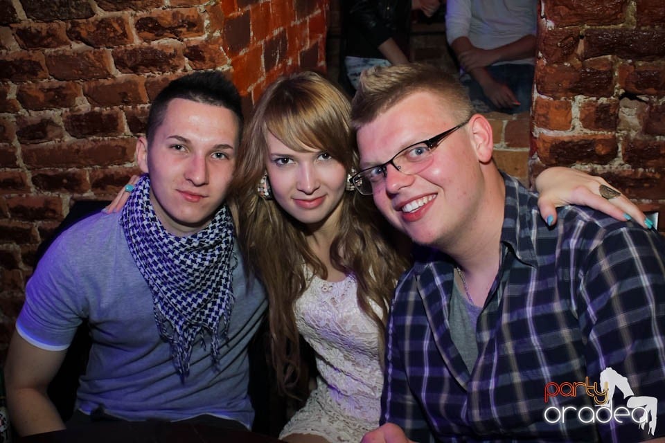 Dans şi distracţie în Club Escape, 