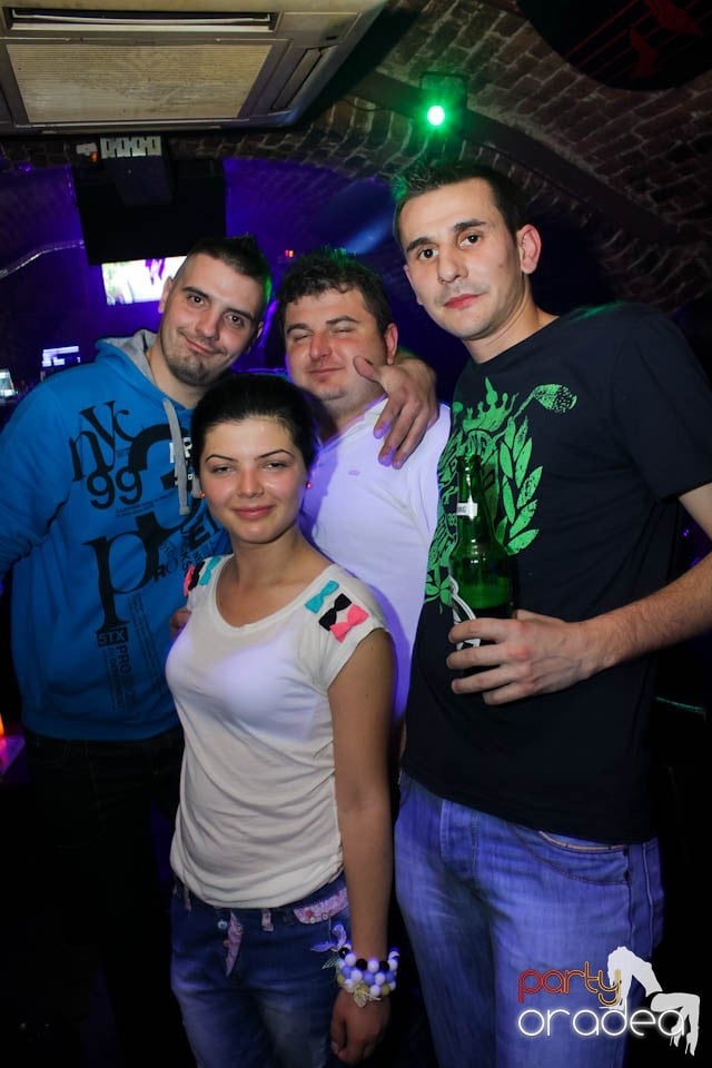 Dans şi distracţie în Club Escape,