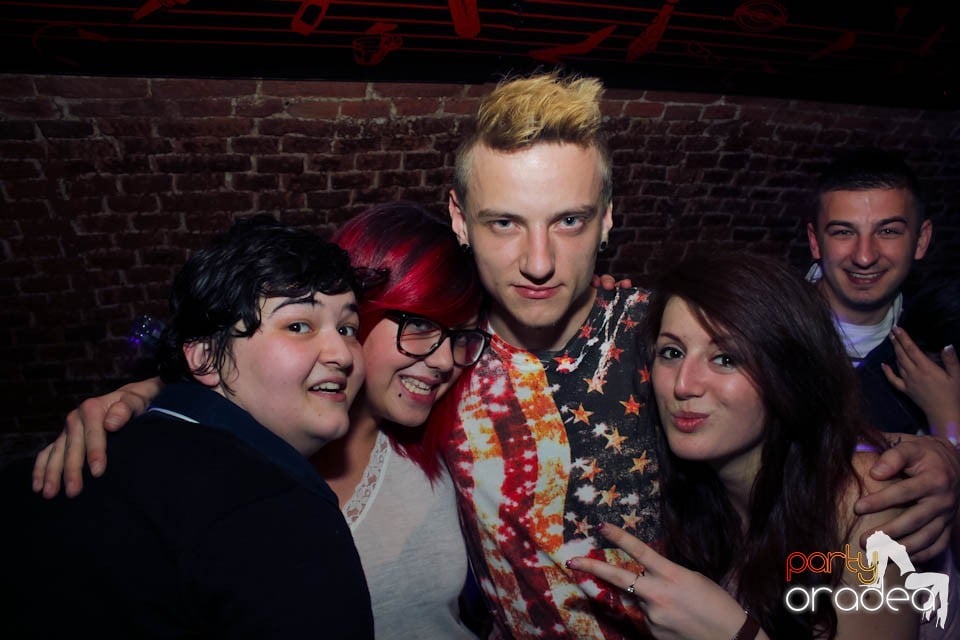 Dans şi distracţie în Club Escape,