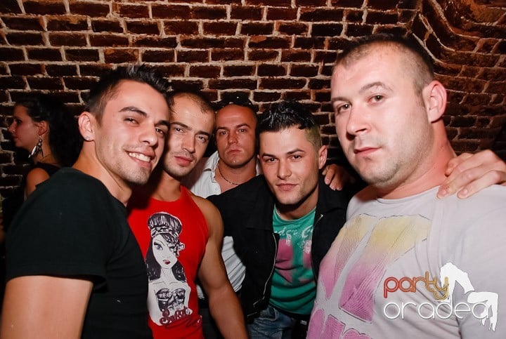 Dans şi distracţie în Club Escape, 