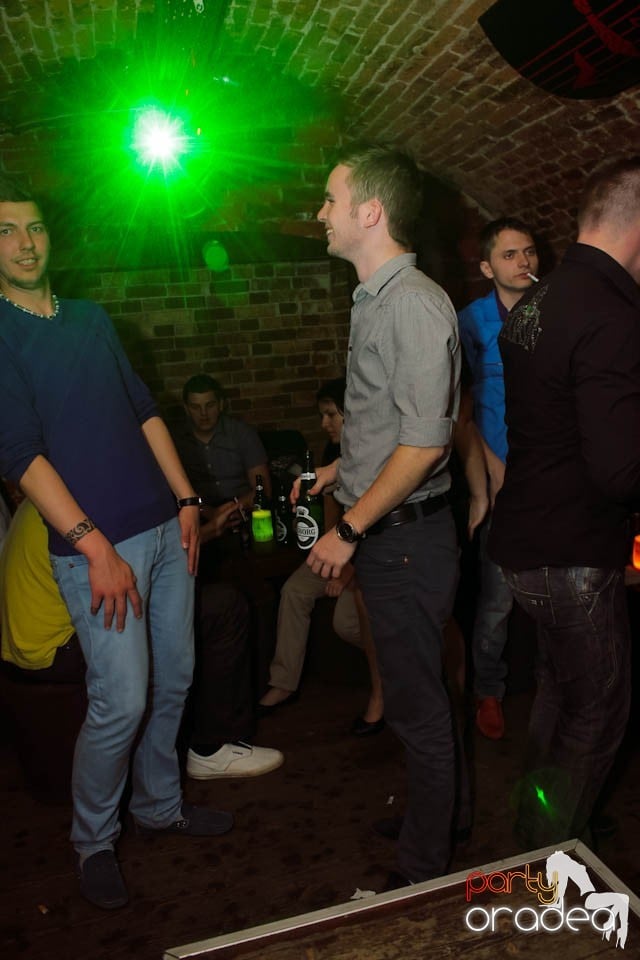 Dans şi distracţie în Club Escape,