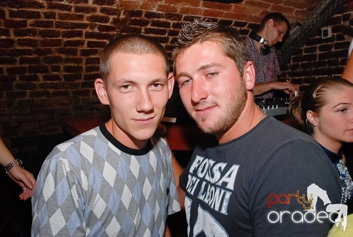 Dans şi distracţie în Club Escape, 