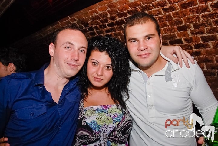 Dans şi distracţie în Club Escape, 