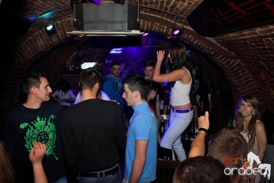 Dans şi distracţie în Club Escape,