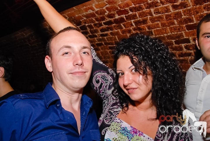 Dans şi distracţie în Club Escape, 