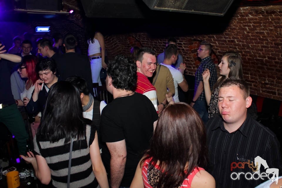 Dans şi distracţie în Club Escape,