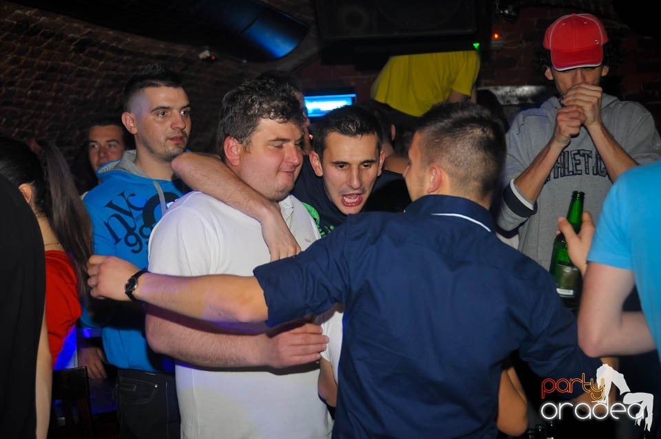Dans şi distracţie în Club Escape,