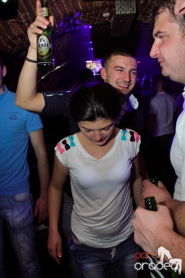 Dans şi distracţie în Club Escape, 