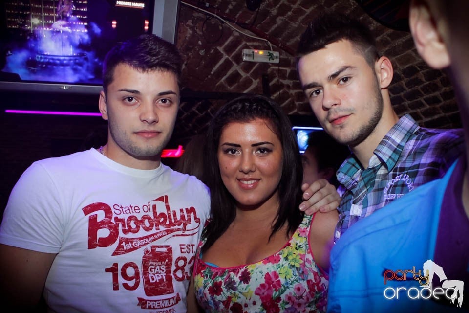 Dans şi distracţie în Club Escape,
